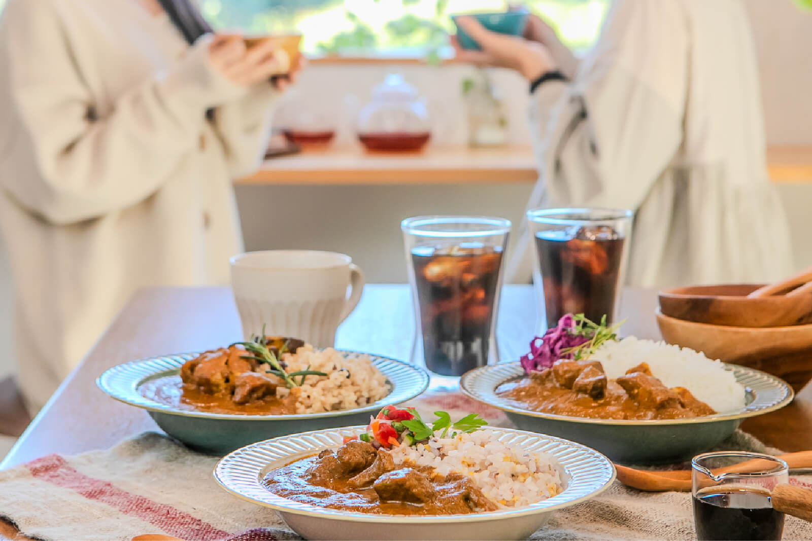 マタニティカレーとデカフェのセットでランチを楽しむイメージ