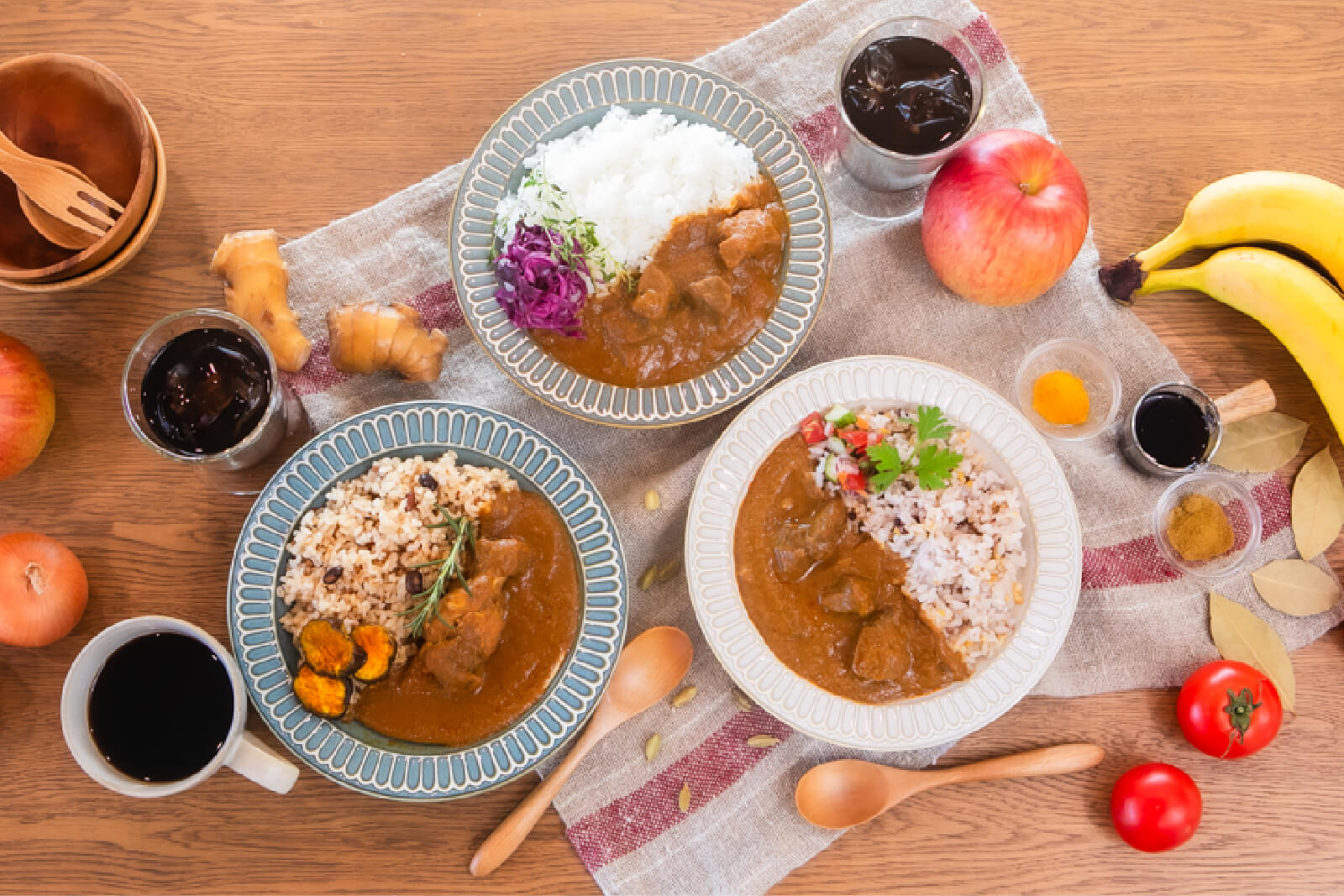 マタニティカレーはビーフ、ポーク、チキンの３種。デカフェはホットでもアイスでも楽しめる。